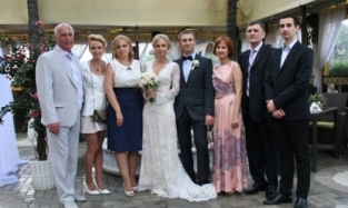 Невеста Берендеева блистала на свадьбе в платье, сшитом мамой депутата